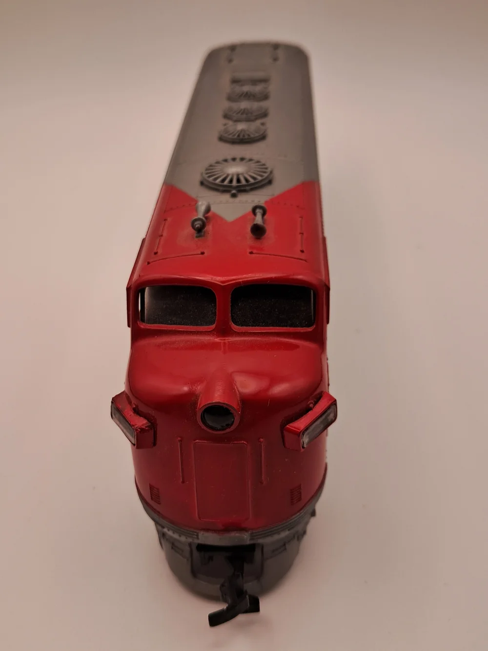 ​Bachmann HO Scale Santa Fe #307 EMD F9 Diesel Locomotive Warbonnet Red Silver